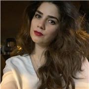 Studentessa universitaria impartisce lezioni private per ragazzi di scuole medie e superiori